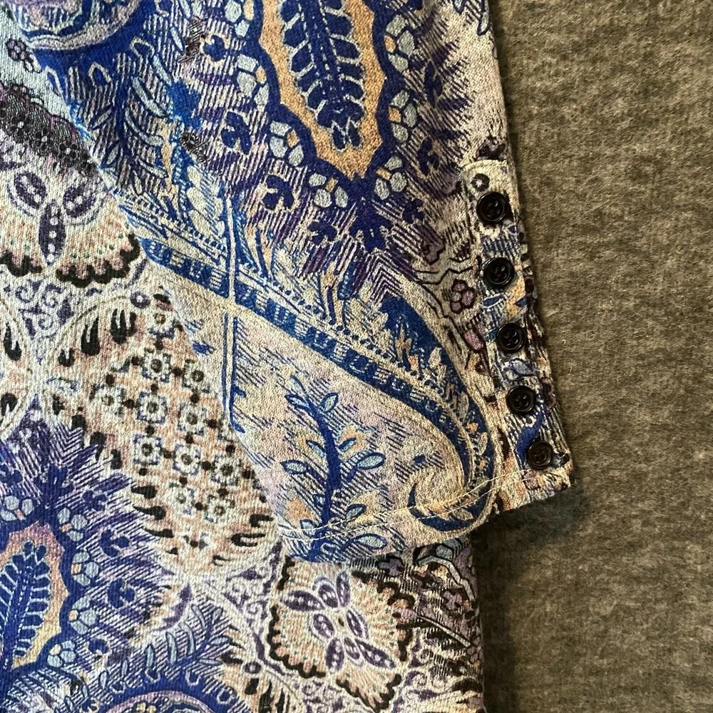 Chicos Sweater Womens 3 XL Paisley Hi Low Stretch Knit Top Tunic Button Cuff‎